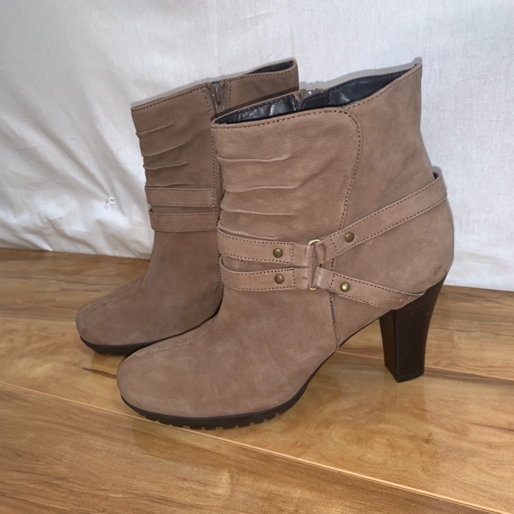 PERFECT FOR FALL Light Brown Aerosols Ankle Boots